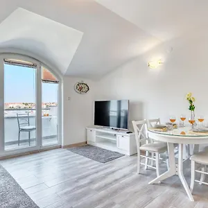 penthouse-zola-with-private-parking.pula-hotels.org/